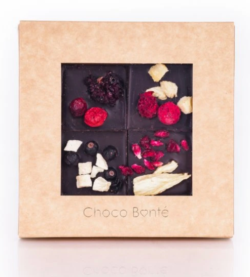 Hořká čokoláda s ostružinami, dýní, granátovým jablkem, brusinkou, malinami, černým rybízem, broskvemi, ananasem