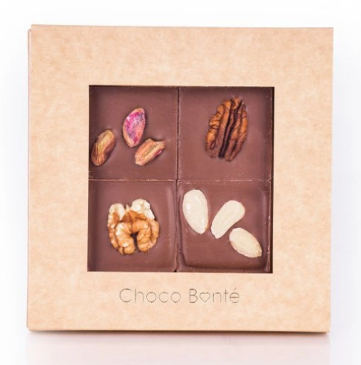 Mléčná čokoláda s pistáciemi, vlašskými ořechy, mandlemi a pekany