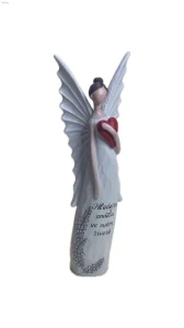 Soška anděla s nápisem „Hledejte anděla ve svém životě“