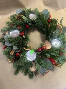 Vánoční přírodní věnec 25 cm – mix Nordmann, eukalyptus & túje (bez svíček)