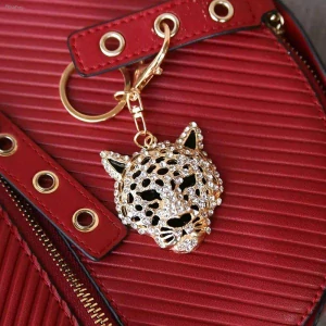 Přívěsek na kabelku / klíčenka pantera – dekorativní přívěsek na klíče
