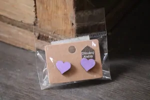 Dřevěné naušnice - fialové srdíčko