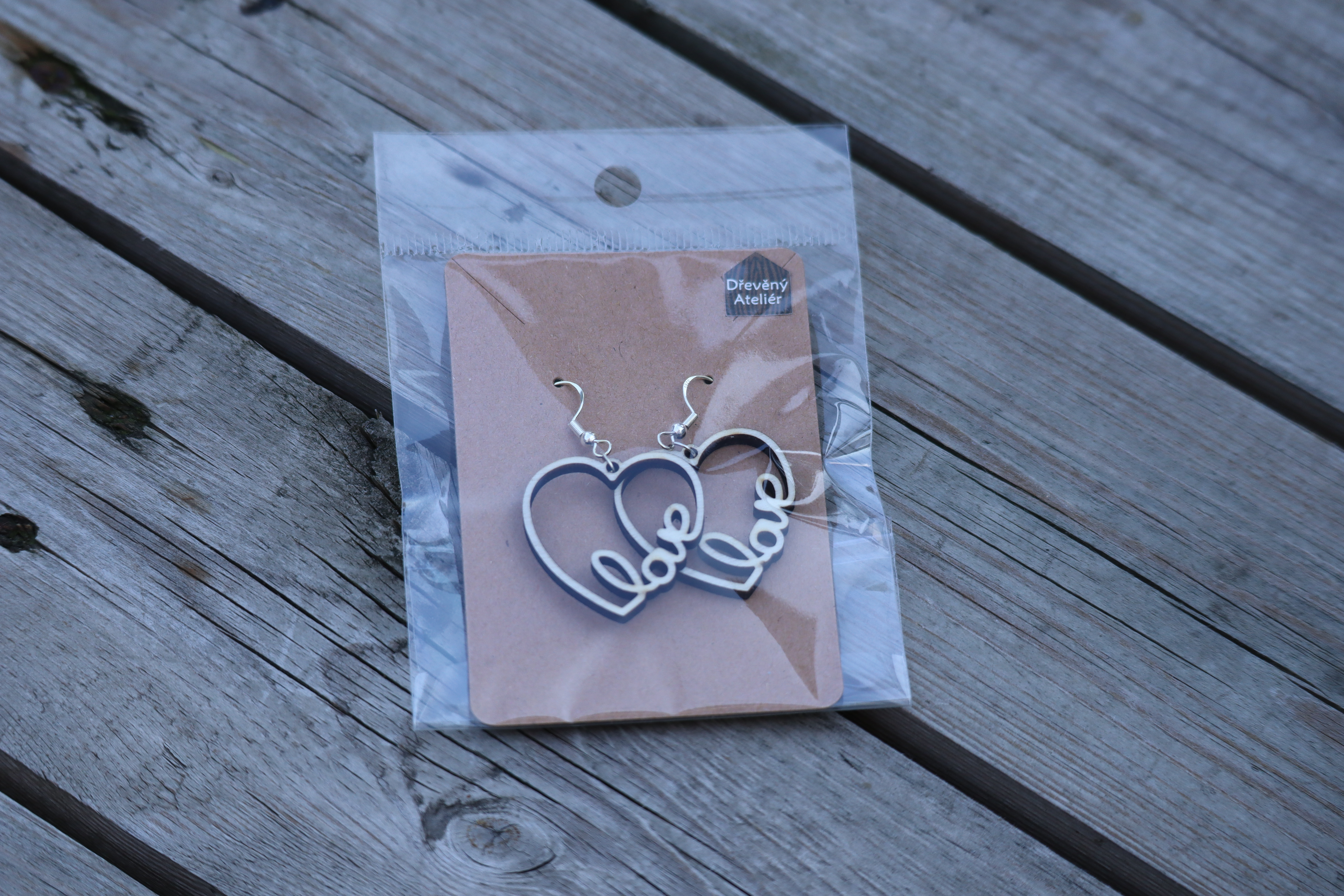 Dřevěné naušnice-srdce-love