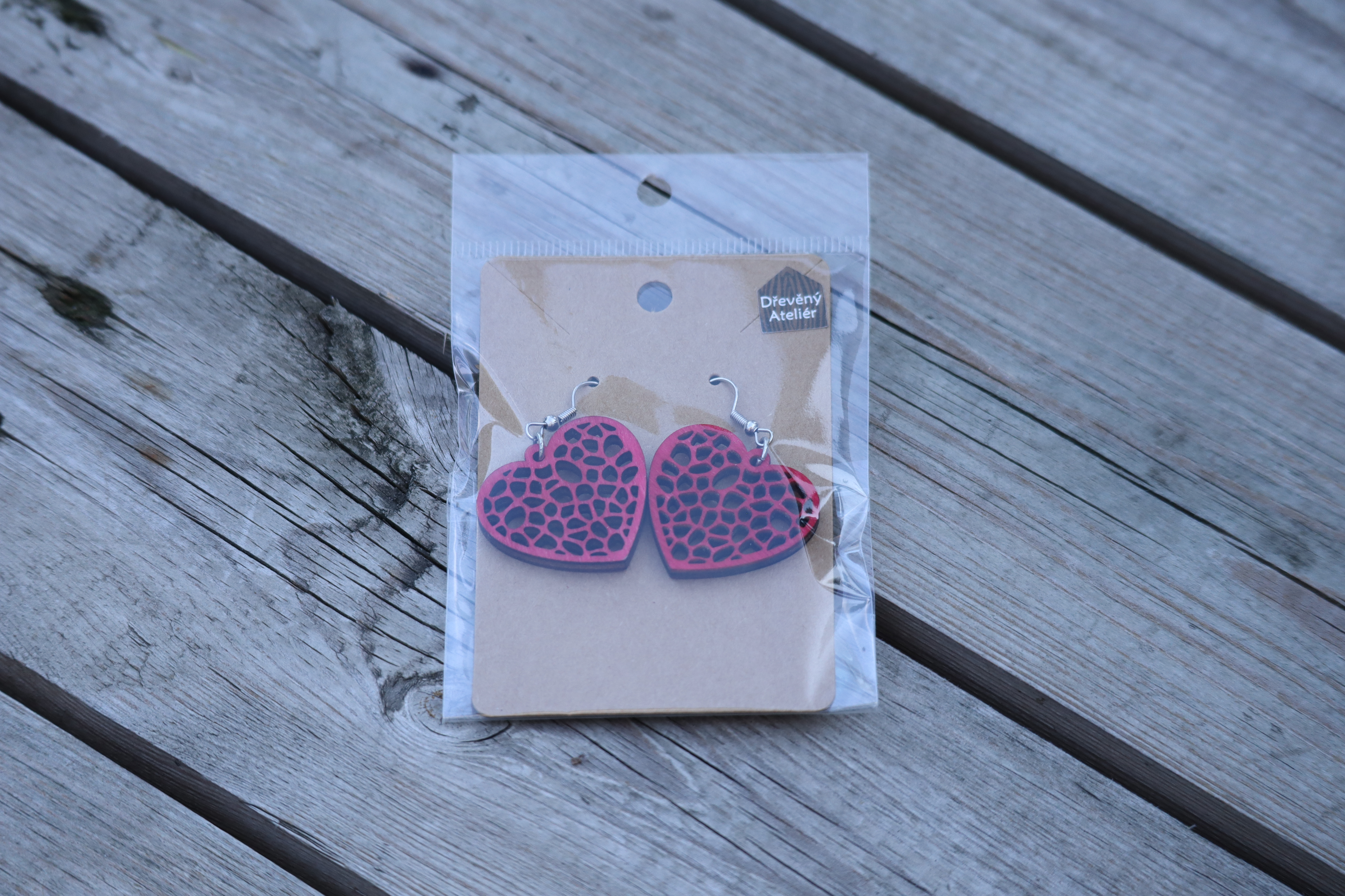 Dřevěné naušnice -červené srdce