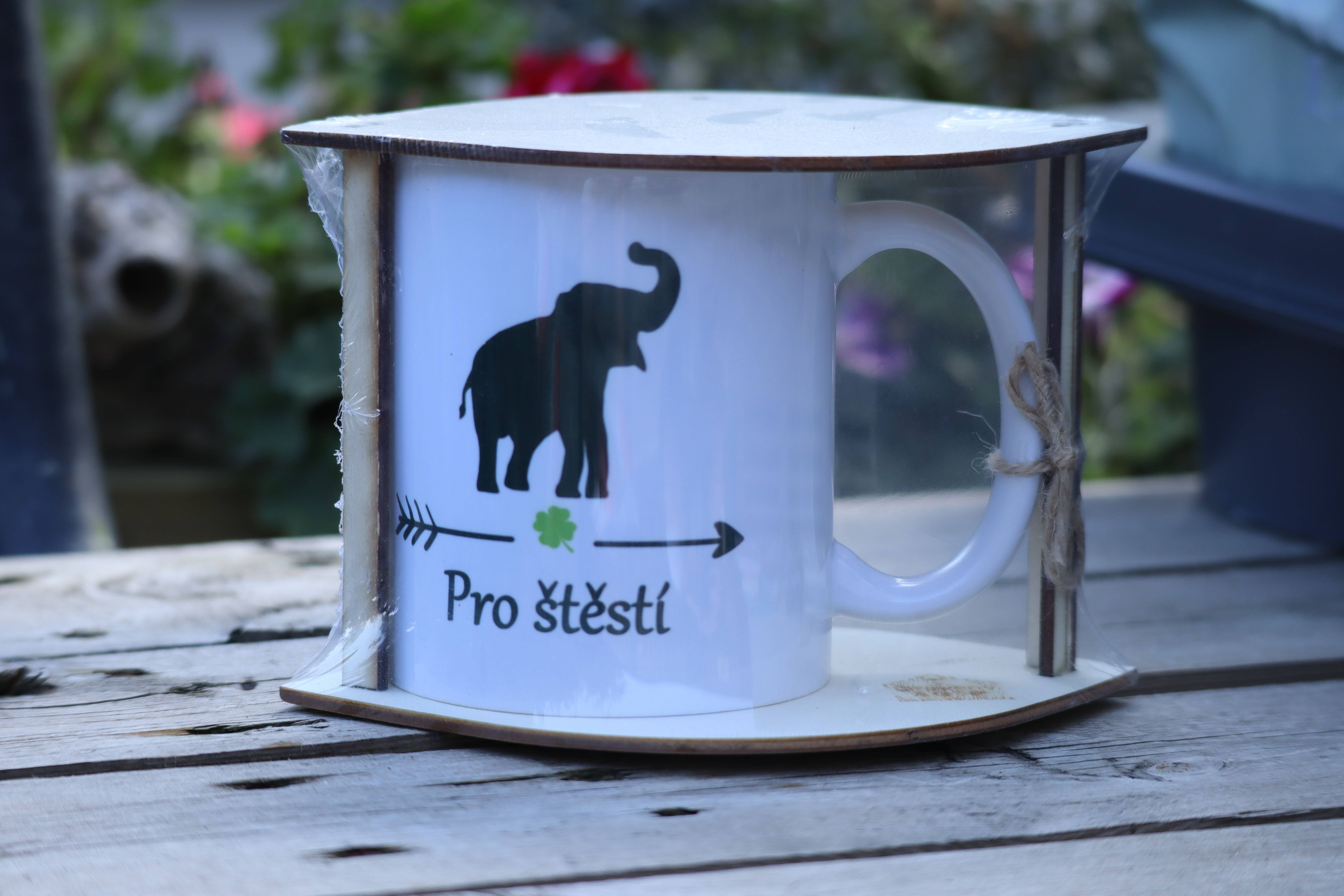 Hrneček v páleném dřevě