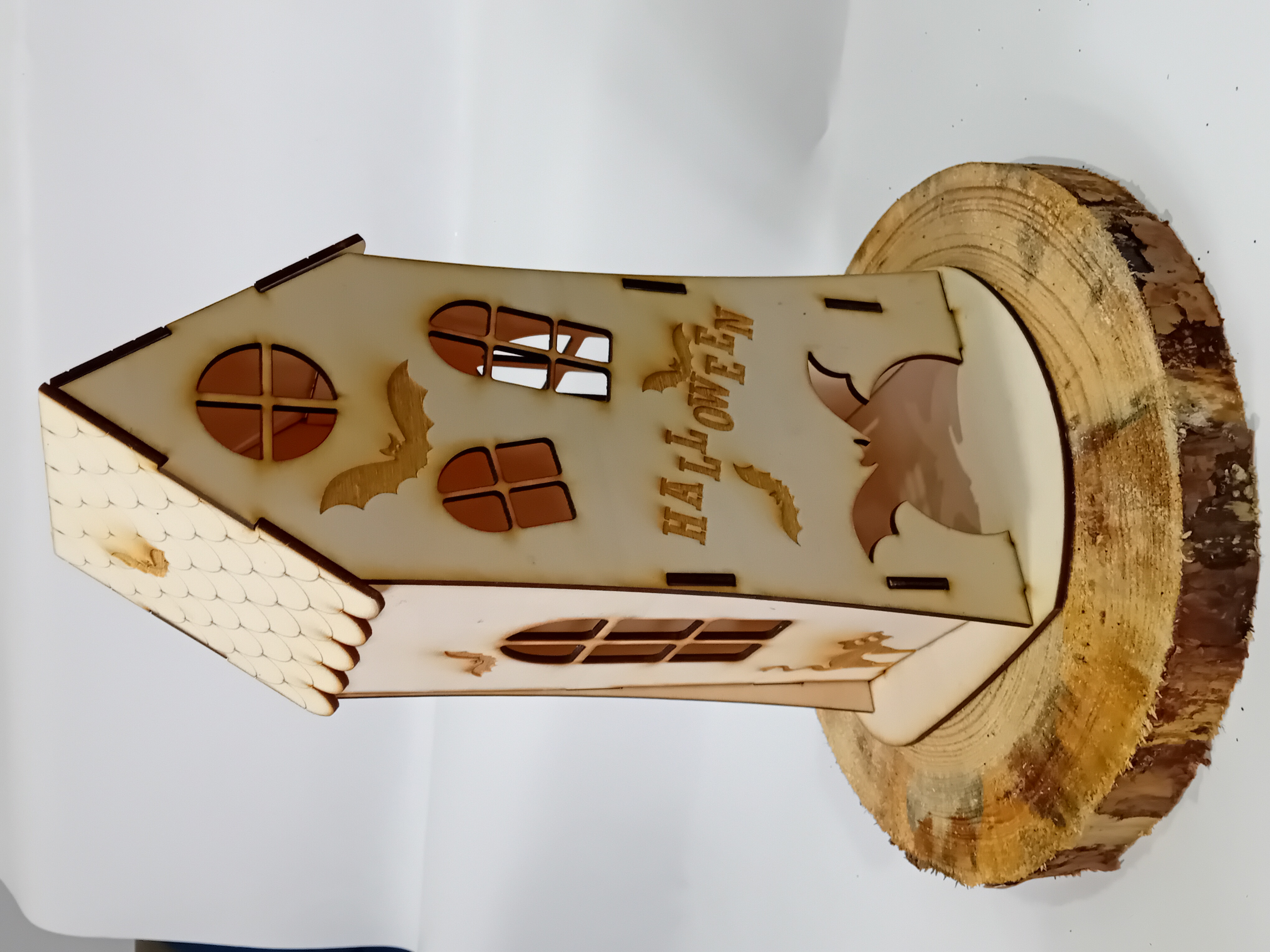 Dekorace z paleného dřeva-svícen domeček