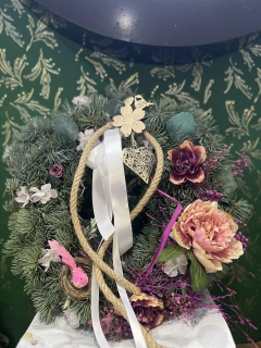 Podzimní věnec ze stříbrného smrku s látkovými květy (Ø 30 cm) ✨ 